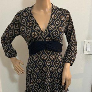 Black Blue Tan Snowflake Flower Print V Neck Shirt by Forever Size Small